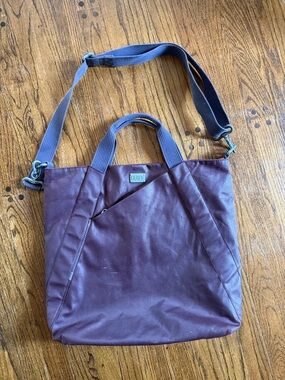 Built Quilted minimalist computer Tote Bag in Deep burgundy messenger crossbody